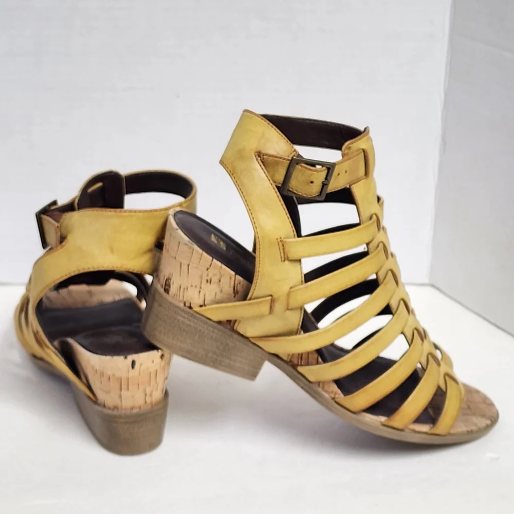 White mountain strappy wedge heel sandals 9.5‎ muted mustard